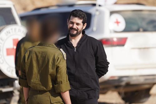 Israel xác nhận phong trào Hamas đã thả 13 con tin cuối cùng còn sống, cộng đồng quốc tế dậy sóng