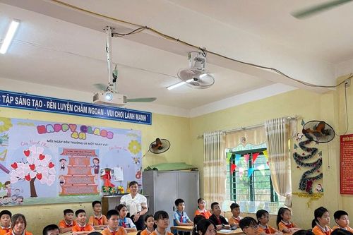 Học sinh vùng lũ tựu trường ngày đầu tiên