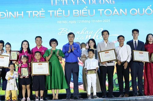 Gia đình cầu thủ Quế Ngọc Hải được vinh danh 'Gia đình trẻ hạnh phúc' năm 2025