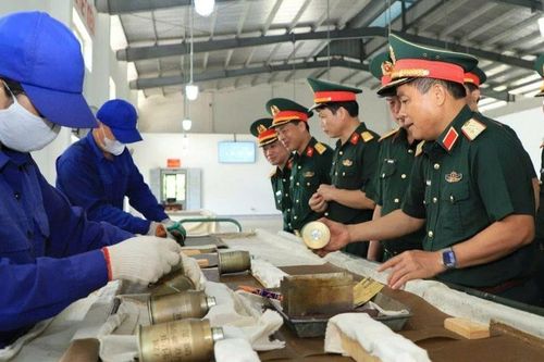 Khắc phục hậu quả bão lũ tại kho đạn và kho xăng dầu chiến lược