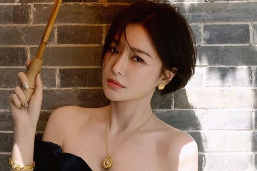 Vòng eo 'mỏng như tờ giấy A4' của Tần Lam