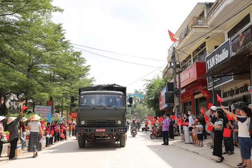 Hình ảnh xúc động ngày chia tay quân - dân vùng lũ