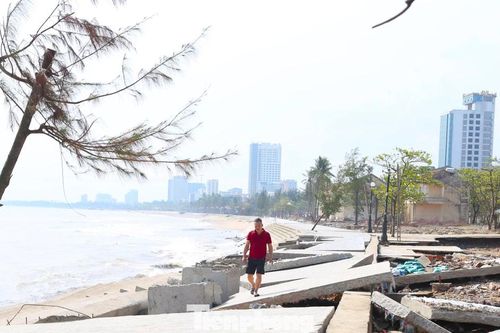 Kè biển trăm tỷ ở Nghệ An bị 'xé nát' sau mưa bão