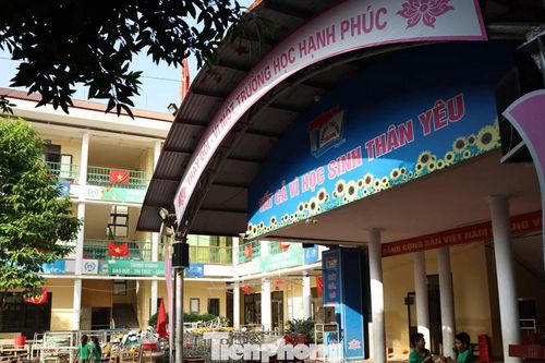 Học sinh Thái Nguyên vượt bùn lầy trở lại trường sau mưa lũ
