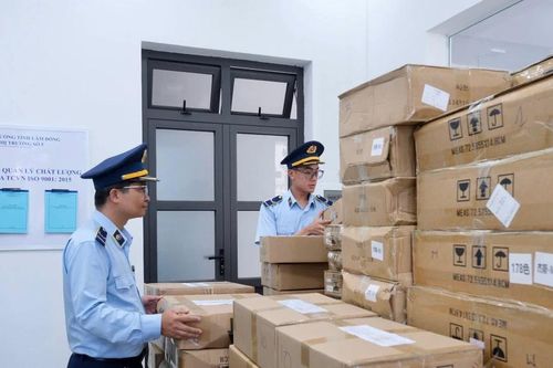 Phát hiện hơn 20.000 chai sơn móng tay không rõ nguồn gốc ở Lâm Đồng
