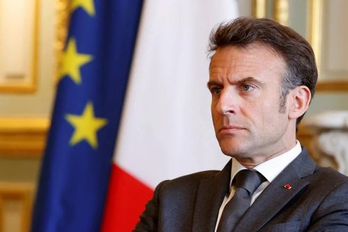 Tổng thống Pháp Emmanuel Macron phớt lờ yêu cầu từ chức