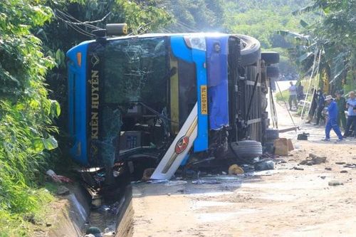 Thông tin về xe khách bị lật ở Lào Cai khiến 9 người thương vong