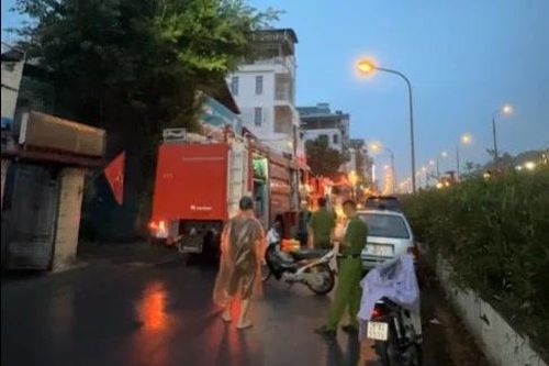 Cháy nhà trong ngõ sâu tại Hà Nội, 3 người thoát nạn
