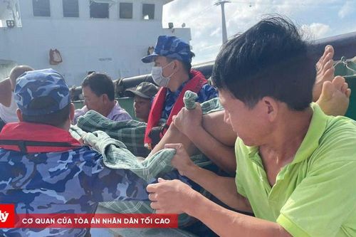 Vùng Cảnh sát biển 1 dùng xuồng đưa 1 thuyền viên vào bờ cấp cứu