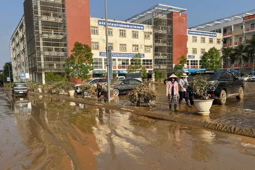 Các trường học ở Thái Nguyên tích cực dọn bùn sau lũ, dạy học trở lại từ hôm nay