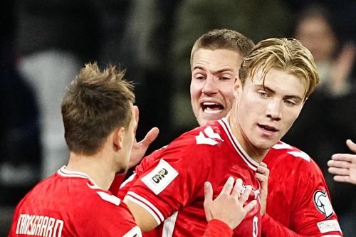 Rasmus Hojlund tỏa sáng, Đan Mạch đòi lại ngôi đầu bảng