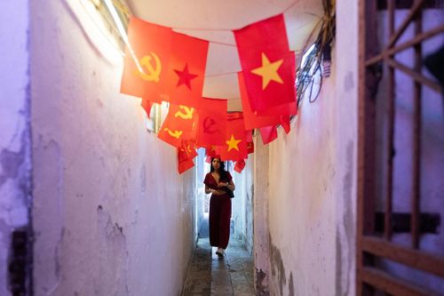 Khách Tây lách ngõ nhỏ, leo cầu thang hẹp, tìm quán 'cà phê chờ' ở Hà Nội