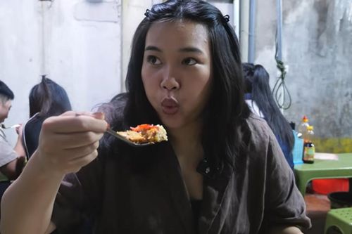 Món ăn trong ngõ hẹp Hà Nội khiến khách Tây mê mẩn, khen đáng thử ngày mưa