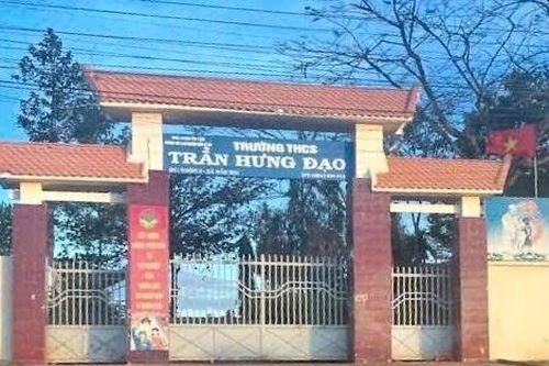 Người đàn ông xông vào trường túm cổ áo, đánh nam sinh lớp 6