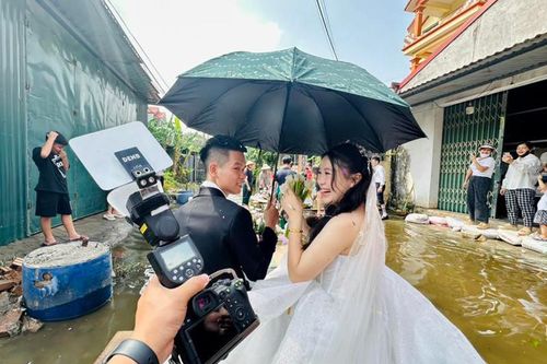 Ngập từ nhà ra ngõ, chú rể Hà Nội đem 2 chiếc thuyền đi đón dâu