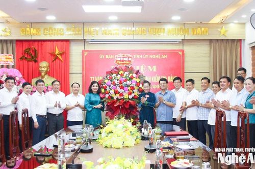 Thường trực Tỉnh ủy Nghệ An chúc mừng ngày truyền thống các ban Đảng của Tỉnh ủy và Hội Phụ nữ, Hội Nông dân tỉnh