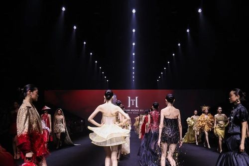 NTK Thanh Hương Bùi chinh phục Shanghai Fashion Week SS26 với 'Manifeste'