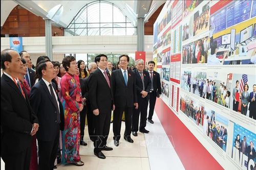 Chủ tịch nước tham quan triển lãm ảnh của TTXVN tại Đại hội đại biểu Đảng bộ Chính phủ lần thứ nhất