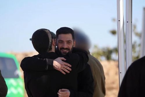 Những hình ảnh đầu tiên về nhóm con tin Israel được Hamas trả tự do