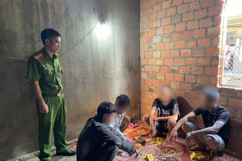 4 thanh niên đang ngủ, mở mắt dậy thấy công an đợi sẵn