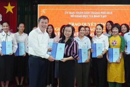 Huế công bố quyết định thuyên chuyển 56 cán bộ, giáo viên các cấp học