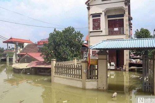 Ngoại thành Hà Nội vẫn chìm trong 'biển nước'