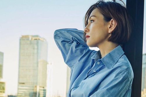 Sao nữ 50 tuổi vướng nghi vấn sử dụng ma túy, lộ rõ nhiều dấu hiệu bất thường