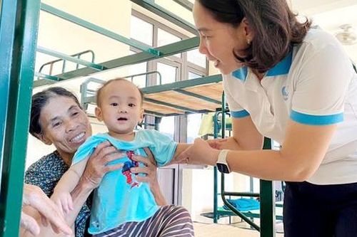 Hội LHPN Hà Nội thăm hỏi, động viên người dân 2 xã bị ảnh hưởng nặng nề bởi bão lũ