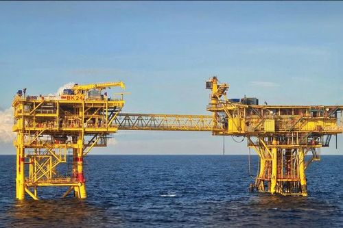 Vietsovpetro đón dòng dầu thương mại đầu tiên từ giàn BK-24