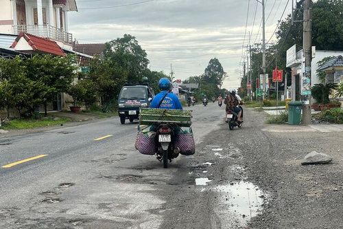 Quốc lộ 80 qua xã Sơn Kiên chi chít ổ gà