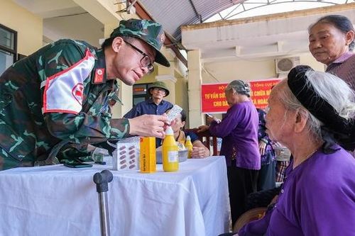 Khám bệnh, cấp thuốc miễn phí cho người dân xã Hoàng Vân, Tiên Lục