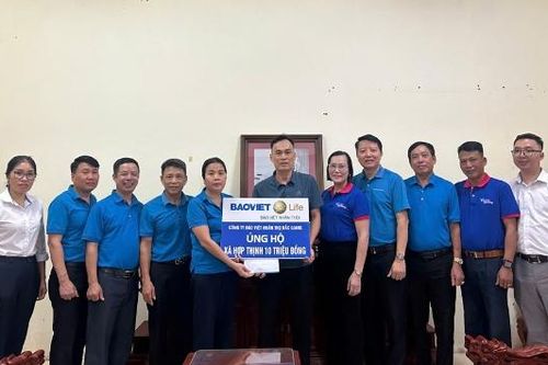 Trao hơn 40 triệu đồng cho thân nhân đồng chí Đoàn Văn Mạnh bị tử vong khi chống lũ