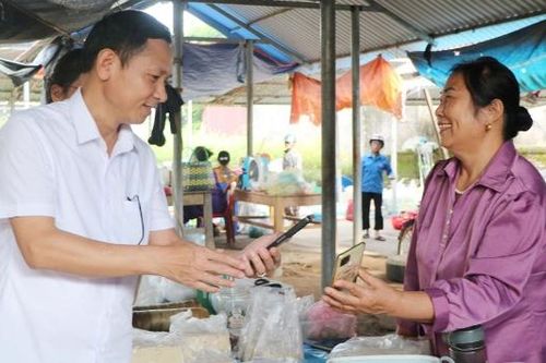Xã Tuấn Đạo tổ chức 'Phiên chợ số - Đồng hành với người dân vùng lũ'