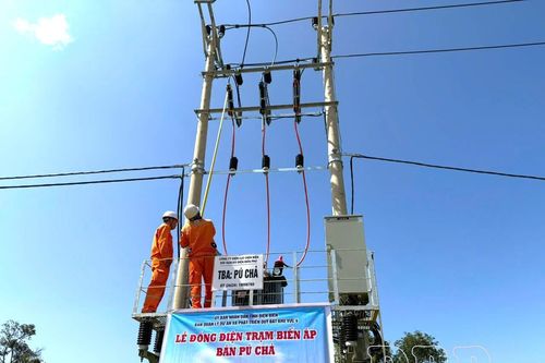 Đóng điện trạm biến áp bản Pú Chả