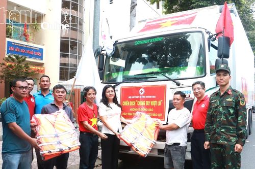 Hội Chữ thập đỏ tỉnh Khánh Hòa tổ chức vận chuyển 40 tấn hàng hỗ trợ người dân vùng lũ