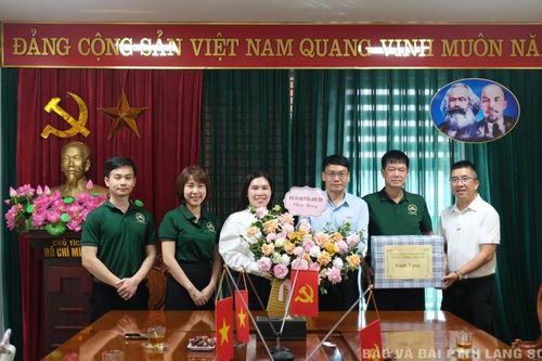 Lãnh đạo Báo và Đài Phát thanh Truyền hình Lạng Sơn chúc mừng doanh nghiệp nhân ngày Doanh nhân Việt Nam 13/10