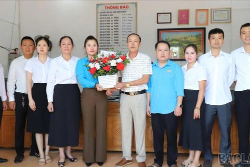 Công đoàn phường Nghĩa Lộ thăm, tặng quà các doanh nghiệp nhân Ngày Doanh nhân Việt Nam