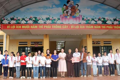 Phường Âu Lâu: 97 học sinh bị thiệt hại do bão số 10 được nhận quà