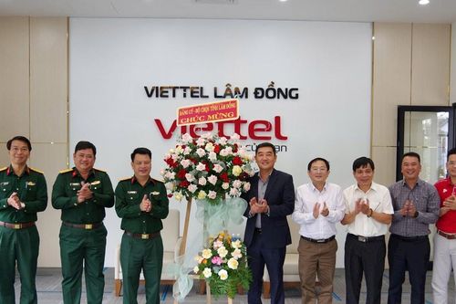Chỉ huy trưởng Bộ CHQS tỉnh chúc mừng Ngày Doanh nhân Việt Nam