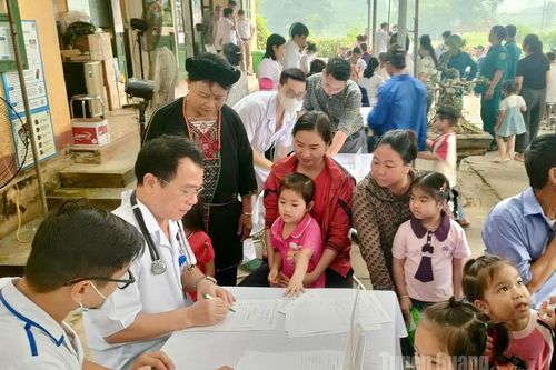 Khám, cấp phát thuốc miễn phí cho người dân xã Bạch Xa