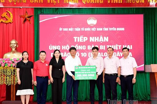 Ngân hàng Chính sách xã hội Việt Nam trao ủng hộ 300 triệu đồng khắc phục thiệt hại do bão số 10