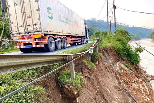 Thêm nhiều điểm sạt lở đe dọa an toàn Quốc lộ 2