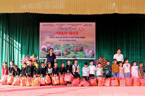 Chương trình trao quà thiếu nhi, gia đình khó khăn tại xã Thắng Mố, Bạch Đích