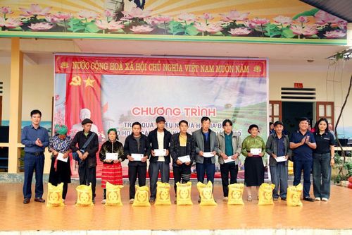 Trao 30 suất quà cho người dân xã Thắng Mố bị ảnh hưởng bão lũ