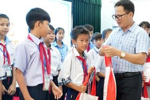 Trao học bổng cho học sinh nghèo vượt khó của Kim Trà, Hương Trà