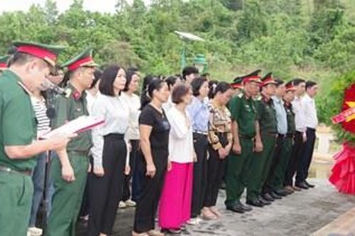 Dâng hương, dâng hoa tưởng niệm các liệt sĩ hy sinh trên tuyến đường 71