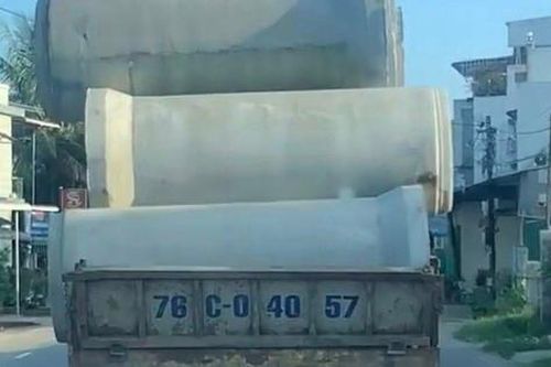 Chở nhiều bi cống khổ lớn không chằng buộc, tài xế bị phạt hàng chục triệu