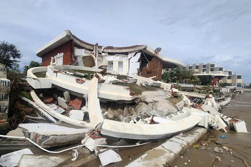 Hà Tĩnh sẽ kiểm tra vụ hàng chục căn villa đổ sập sau bão số 10