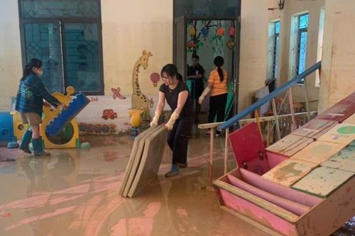 Các trường học ở Thái Nguyên tích cực dọn bùn sau lũ, đón học sinh đi học trở lại