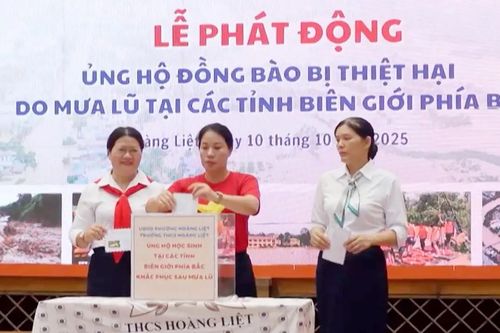 Trường học chung tay ủng hộ đồng bào bị lũ lụt